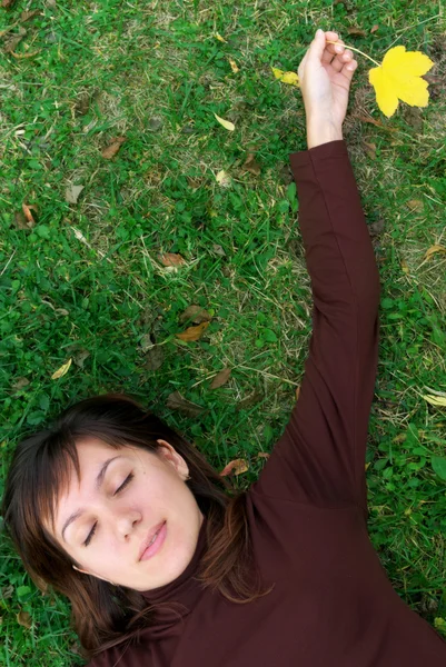 Chica con hoja de otoño en la mano —  Fotos de Stock