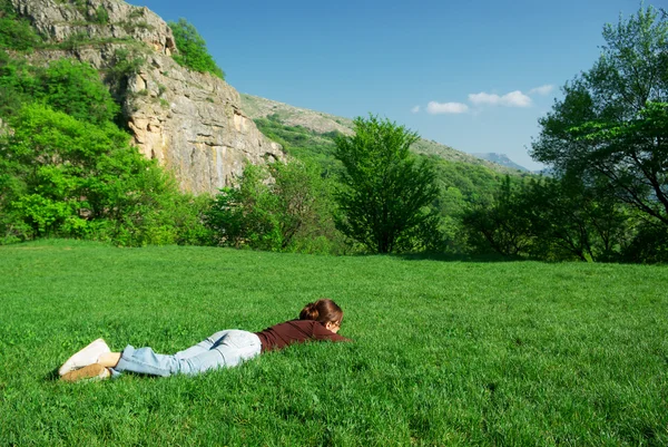 牧草地で休む女の子 — ストック写真