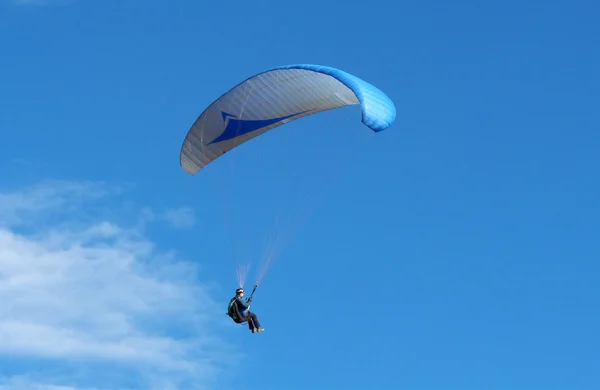 Gökteki paraşütçü — Stok fotoğraf