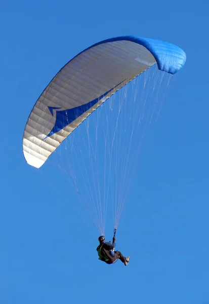 空の落下傘兵 — ストック写真