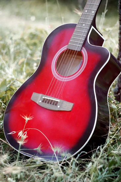 Красная гитара — стоковое фото