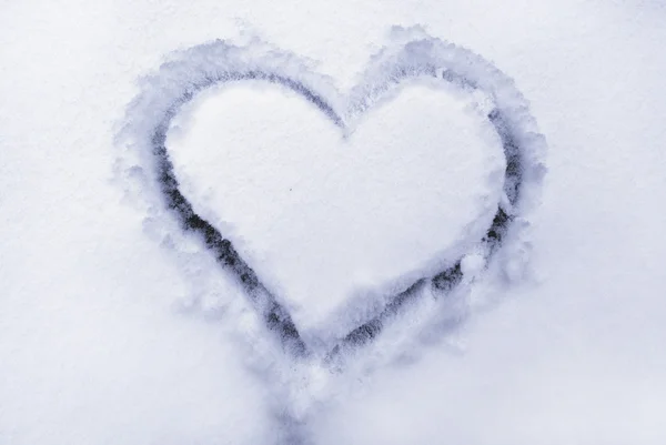 雪の上の心 — ストック写真