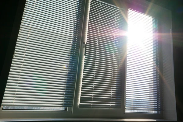 La luz del sol a través de la ventana grande . — Foto de Stock