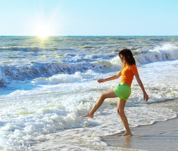 Dívka hry na pláži — Stock fotografie