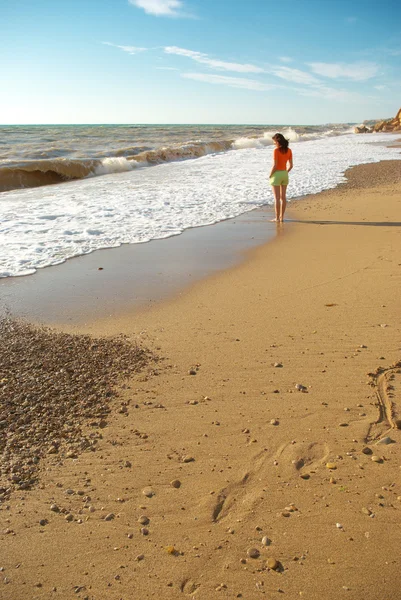在海滩上散步的女孩 — 图库照片