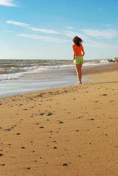 Девушка, гуляющая по пляжу — стоковое фото