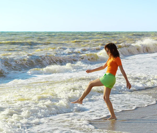 Dívka hry na pláži — Stock fotografie