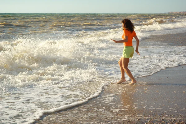 Menina jogar na praia — Fotografia de Stock