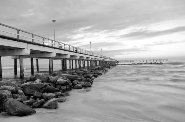 Costa e a ponte no mar — Fotografia de Stock