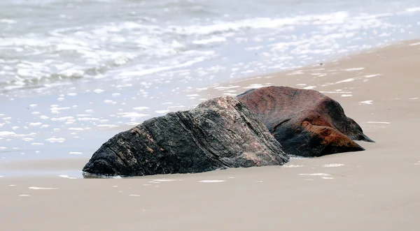 针对海上冲浪的石头 — 图库照片