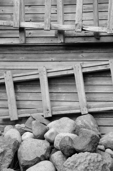 Échelle, pierres et mur en bois — Photo