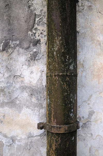 Старая водосточная труба — стоковое фото