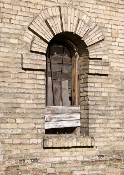 Забитое окно — стоковое фото