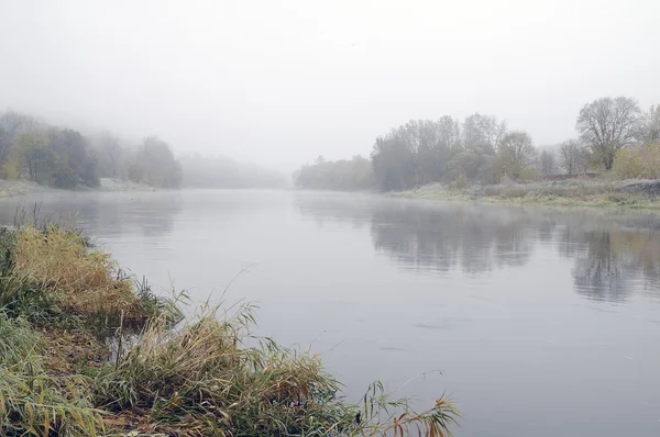 Podzimní mlha v řece — Stock fotografie