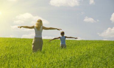 Anne ve oğlu alanına yürüyerek. Tarımsal n