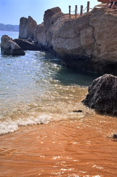 Piedras en la playa de mar bajo el cielo de blye —  Fotos de Stock