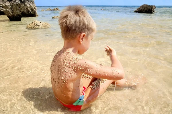 Chłopiec bawiący się na plaży — Zdjęcie stockowe