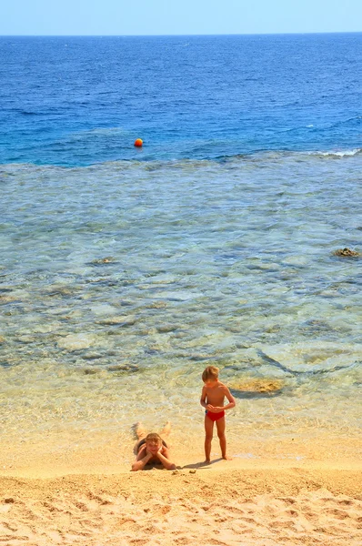 Ma e hijo jugando en la playa en backgroun — Foto de Stock