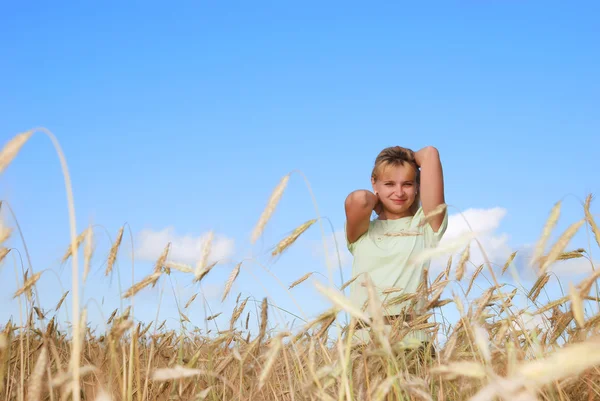 Słoneczny młoda piękna dziewczyna pola pod — Zdjęcie stockowe