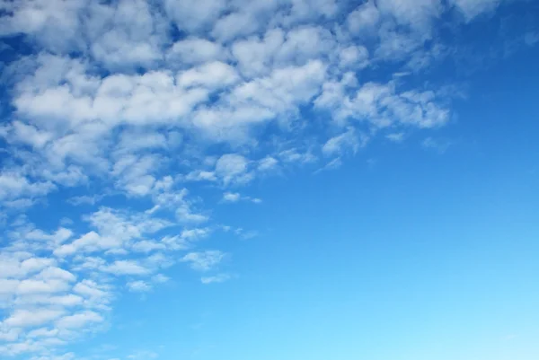 Голубое небо с высоким контрастом облаков — стоковое фото