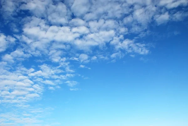 Cielo azul con alto contraste de nubes —  Fotos de Stock