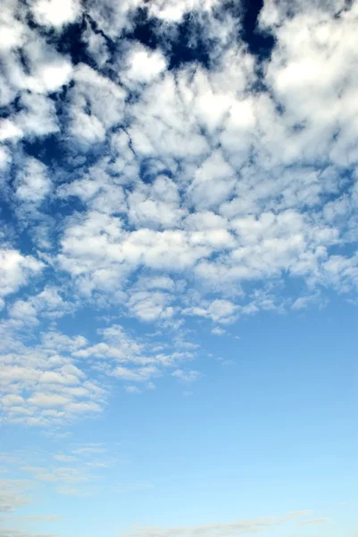 蓝蓝的天空云高对比度 — 图库照片