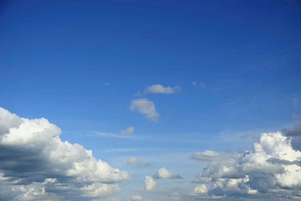 Γαλάζιο ουρανό με λευκό σύννεφο σε ηλιόλουστο — Φωτογραφία Αρχείου