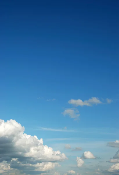 Nuvem fofa no céu azul brilhante — Fotografia de Stock