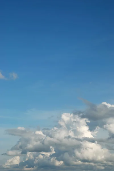 蓬松的云在蔚蓝的天空 — 图库照片