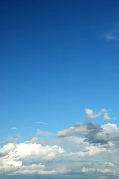 Fluffy cloud on bright blue sky — Stock Photo, Image