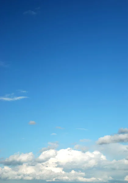 밝은 푸른 하늘에 솜 털 구름 — 스톡 사진