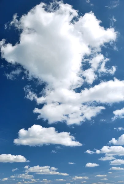 Den modré nebe s bílými nadýchanými mraky — Stock fotografie