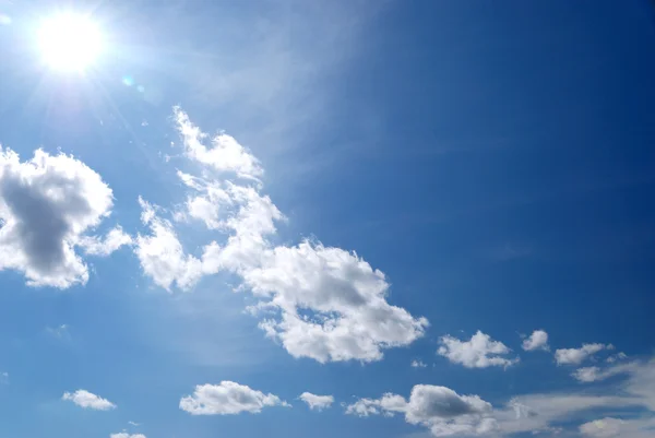 Nap kék ég, fehér bolyhos felhők — Stock Fotó
