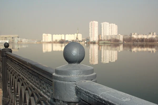 Moscú paisaje con río y construcc —  Fotos de Stock