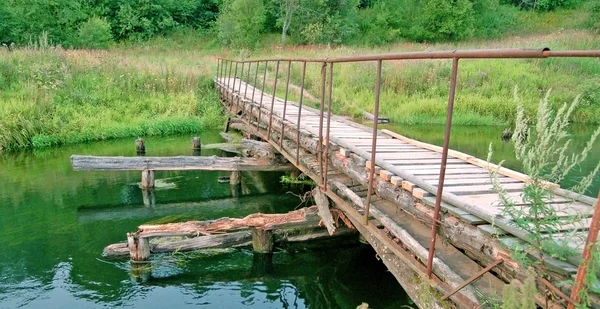 Oude brug over green river — Stockfoto