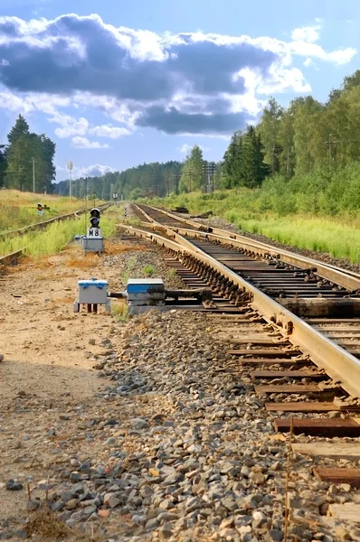 Железная дорога уходит далеко — стоковое фото