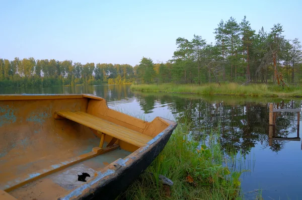 Landsbygdens landskap med gamla båt på raden — Stockfoto