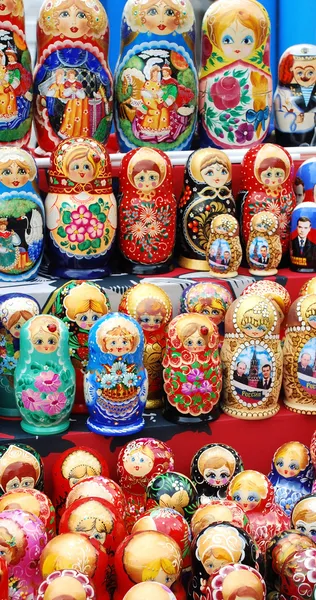 Shop window with set of russian dolls of — Stock Photo, Image