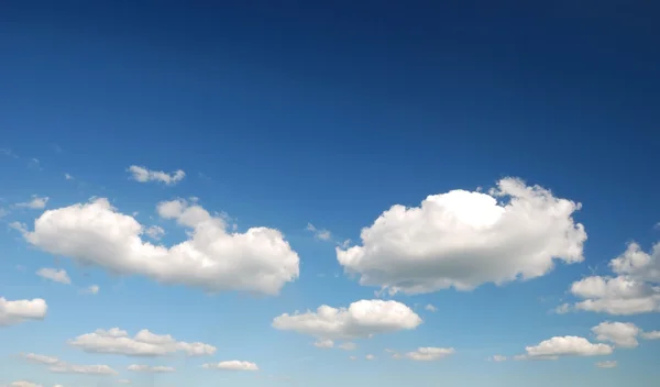 Céu azul e nuvens brancas — Fotografia de Stock