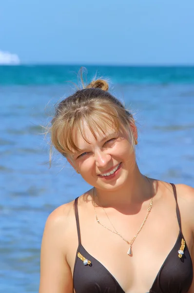 Vacker ung kvinna på stranden — Stockfoto