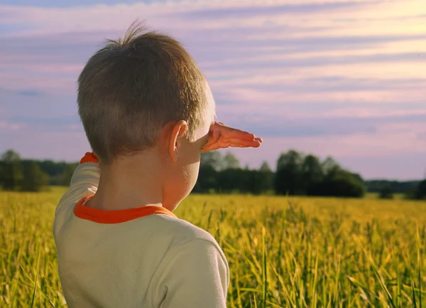 Szczęśliwy młody chłopak szuka horyzont w sundo — Zdjęcie stockowe
