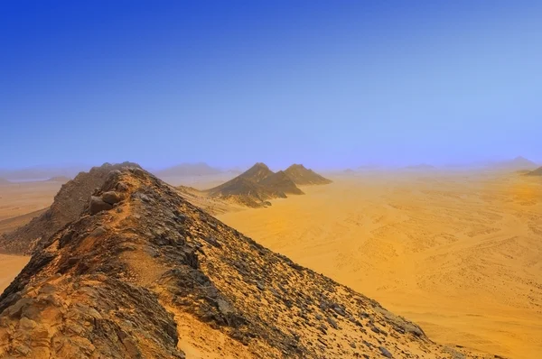 Bergen en geel zand in de woestijn in m — Stockfoto