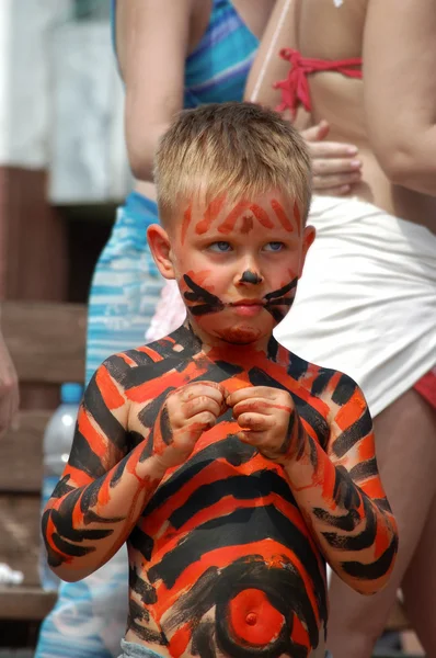 Litle fiú bodyart tigris a strandon — Stock Fotó