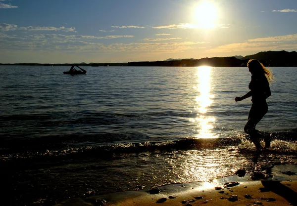 Silhouette nő Ugrás a strandon — Stock Fotó
