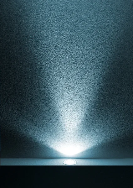 Blauer Lichtstrahl vom Projektor — Stockfoto