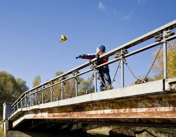 Junge auf Brücke — Stockfoto