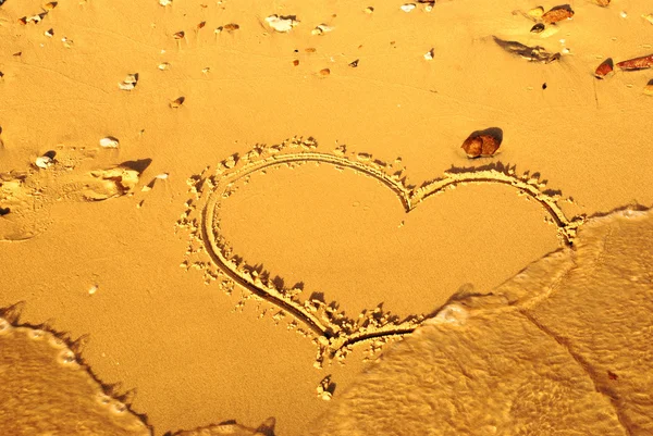 Kum plaj o yazılı kalp — Stok fotoğraf