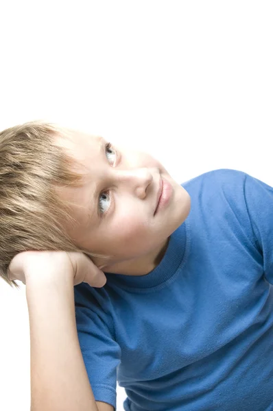 Portret van een jonge jongen zitten — Stockfoto