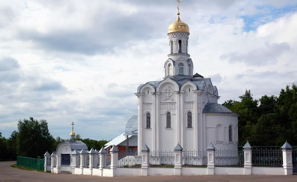 Orthodoxe Russische kerk naast stad ivan — Stockfoto