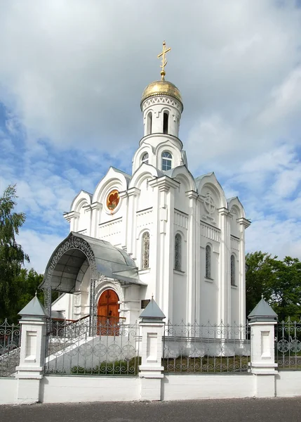 Ruský kostel s zlatá kopule — Stock fotografie
